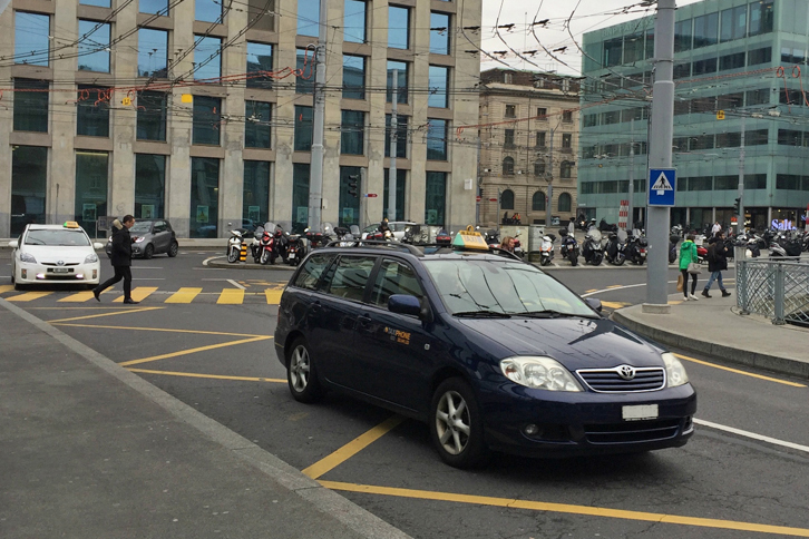 ジュネーブのタクシーには、ていねいに使われている“長寿車”が多く、見ていてほほ笑ましい。これは9代目「トヨタ・カローラ」のワゴン。生産終了は2006年だから、短く見積もっても車齢は11年である。