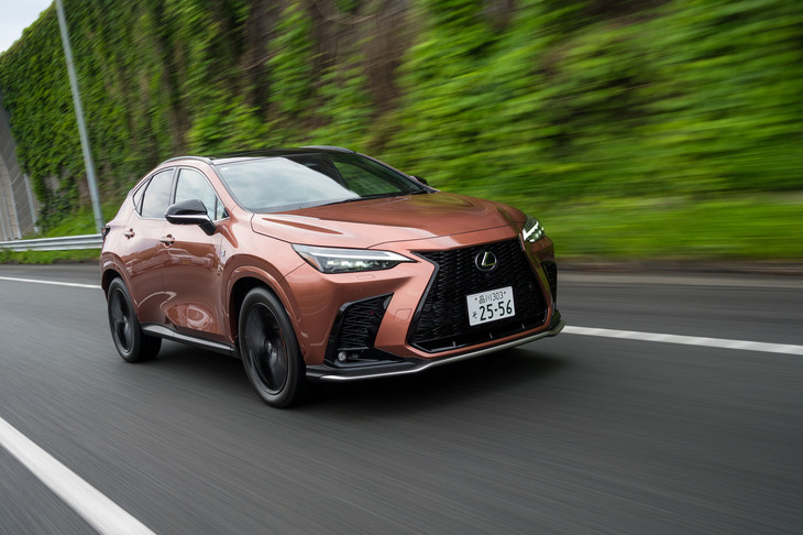 「レクサスNX」のマイナーチェンジモデルが発売されたのは2024年2月29日のこと。2024年6月末時点での納期は「NX350“Fスポーツ”」（今回の試乗車）の場合で2～2.5カ月とされている。