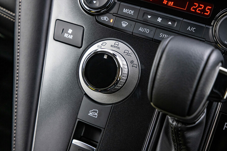 走行性能に関する点では、車両運動統合制御システム「S-AWC」の採用により、悪路走破性と直進安定性、操縦性を同時に向上。「NORMAL／ECO／GRAVEL／SNOW」の4つのドライブモードや、下り坂で車速を一定に保つ「ヒルディセントコントロール」も装備している。