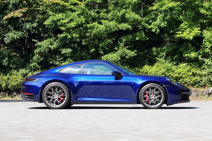 前20インチ、後ろ21インチのホイールを収めるため、前後フェンダ―とも開口部は先代モデルよりも大きい。サイドから見ると、フェンダー上部が極端に薄くデザインされていることが分かる。