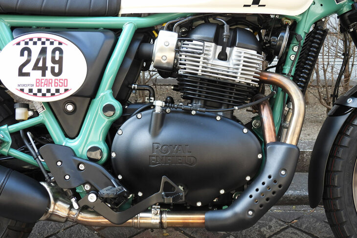 ムチッとした造形の648cc 空油冷2気筒エンジン。最高出力47PS、最大トルク56.5N・mと、ベースとなった「INT650」より8％ほどトルクアップしている。