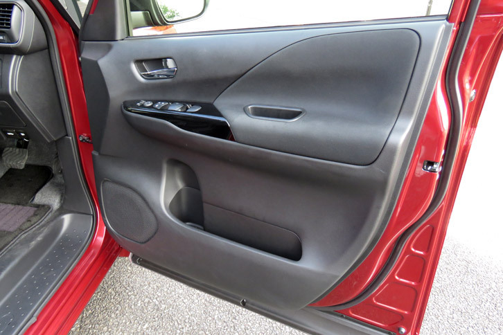 日産セレナ ハイウェイスターG（フロントドアトリム）