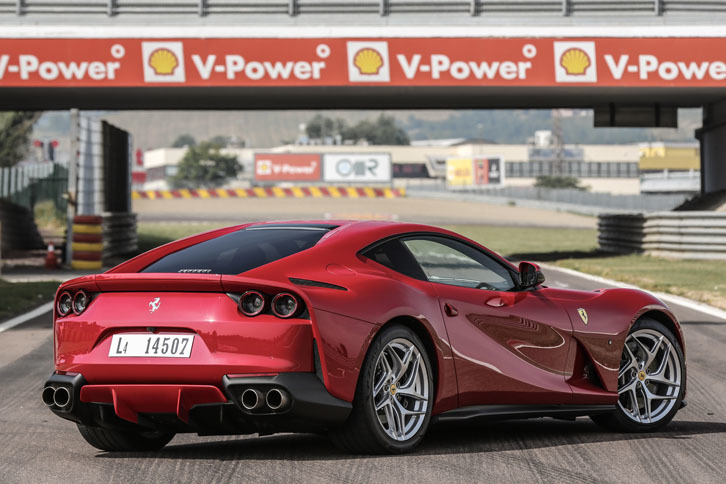 
	「F12」では2灯だったテールランプは、フェラーリ伝統の丸型4灯へ変更された。
	