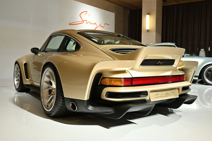 ワイドなリアフェンダーが特徴。シャシーは964型だが、全幅は「レンジローバー」並みらしい。