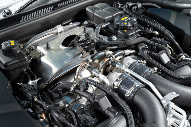 Vバンクの間に搭載される2基のターボチャージャー。ここへ排ガスを送るエキゾーストマニフォールドをクロスバンク型とすることで、最大限に排気エネルギーを活用しながら素早いレスポンスを実現している。