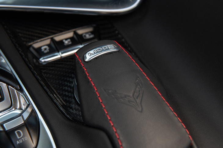 センターコンソールに備わるドライブモードセレクター。「ウェザー」「ツアー」「スポーツ」「トラック」の4モードに加え、ドライバーが各種セッティングを任意に調整できる「マイモード」も用意される。