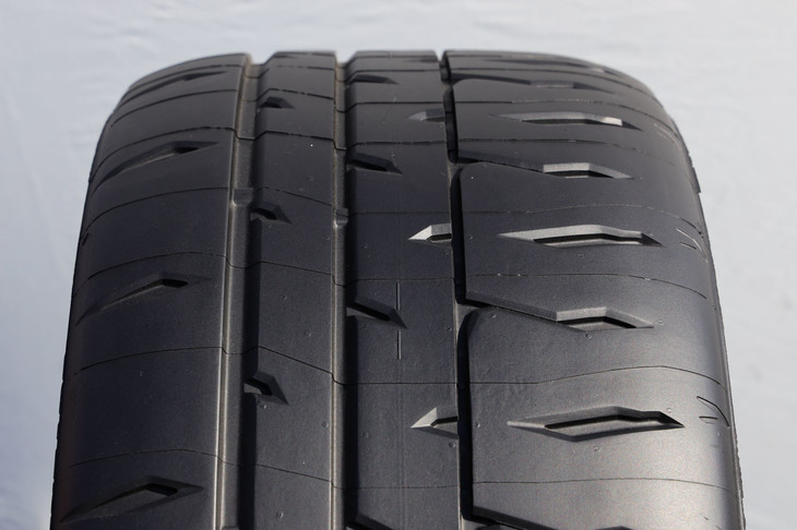 非対称パターンや非対称トレッドプロファイル、新トップコンパウンドなどの採用により、サーキット走行で重視されるドライ路面でのグリップ力とコントロール性を高次元で両立するだけでなく、ロングライフを実現したという「RE-71RS」。
