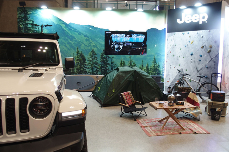 ジャパンキャンピングカーショー2022のジープブース。