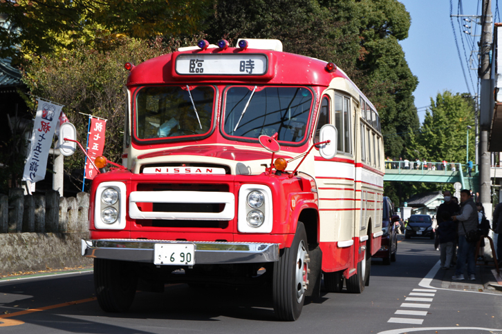 会場周辺に設けられた見学者用駐車場と会場をシャトルしていた、日産U690型ボンネットバス。