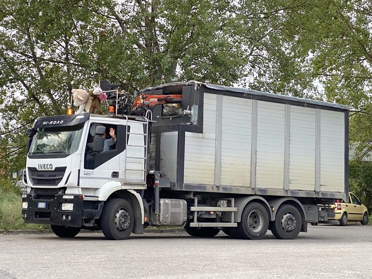 筆者が発見したぬいぐるみトラック。