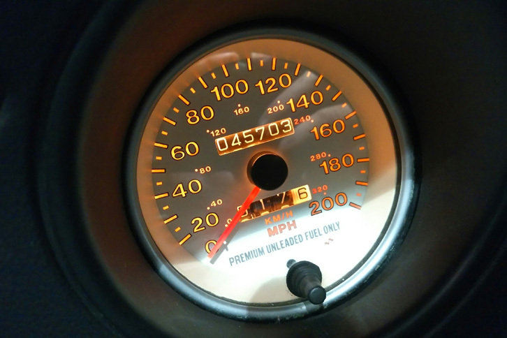 速度計は基本的にマイル表示。申し訳程度にkm/hの数字もふられているが、いかんせん文字が小さいので、走っている時はほとんど見えない。