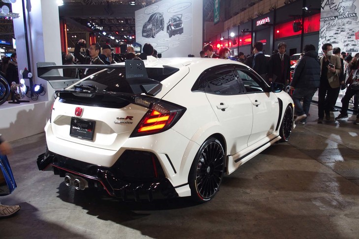 大型のリアウイングを装備した「MUGEN CIVIC TYPE R Prototype」（無限用品装着車）。