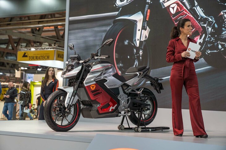 台湾のGogoro（ゴゴロ）製脱着式バッテリーシステムを中国で展開する、電動スクーターブランドのYADEAが、いよいよ電動二輪車の製造・販売に着手。その最新モデルが「KEMPER（ケンパー）」だ。DCファストチャージャーを利用すれば、320V・20Ahのリチウムバッテリーを10分で80％まで充電可能。0-100km/h加速は4.9秒以下で、最高速度160km/hというパフォーマンスを発揮する。デザインを担当したのはKISKAである。