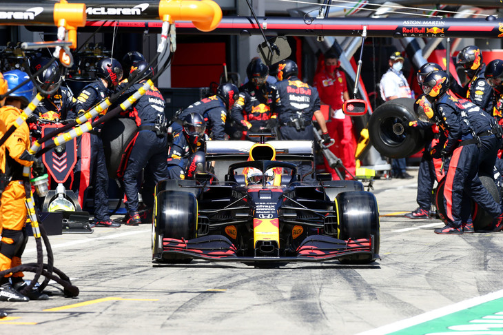 大雨の予選、ハミルトンの独擅（どくせん）場に唯一勝負を挑めたのがフェルスタッペン（写真）だった。滑りやすい路面でオーバーステアと格闘しながらさまざまなラインを試し、レッドブル・リンク初ポールを目指すも、最後のアタックの最終セクションでスピン、惜しくも2位。「スピンがなくてもハミルトンのタイムには追いつけなかっただろう」とは本人の弁だ。レースでも2位を走るも、終盤にボッタスの猛追を受けて結果3位。「メルセデスと比べレッドブルは遅すぎる」と、力量の差への思いがにじむコメントを残した。チームメイトのアレクサンダー・アルボンは6番グリッドからスタート。レーシングポイントのセルジオ・ペレスに攻め立てられるも何とか4位を守り切った。（Photo=Getty Images / Red Bull Content Pool）