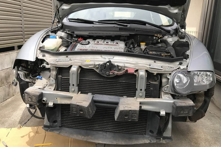 「何度もやっているので、バンパー脱着はうまくなりました！」と担当K。