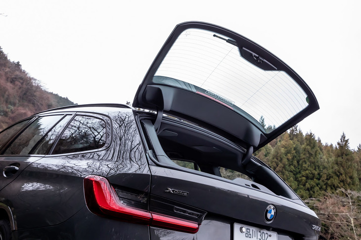 従来型と同様に、テールゲートのリアウィンドウ部のみを開閉できるガラスハッチを採用。足の操作のみでテールゲートの開閉が可能な「オートマチック・テールゲート・オペレーション」は「320i SE」を除く全車に標準装備されている。