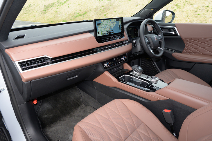 「アウトランダー」は三菱自動車のフラッグシップモデル。役員車にも使われるため、内装はだいぶ立派だ。