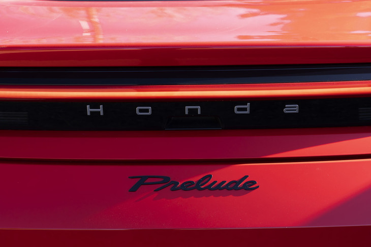 【ホンダ・プレリュードのスペック】　
	ボディーサイズ：全長×全幅×全高＝4520×1880×1355mm／ホイールベース：2605mm／車重：1460kg／駆動方式：FF／エンジン：2リッター直4 DOHC 16バルブ／モーター：交流同期電動機／エンジン最高出力：141PS（104kW）/6000rpm／エンジン最大トルク：182N・m（18.6kgf・m）/4500rpm／モーター最高出力：184PS（135kW）/5000-6000rpm／モーター最大トルク：315N・m（32.1kgf・m）/0-2000rpm／タイヤ：（前）235/40R19 96W XL／（後）235/40R19 96W XL（コンチネンタル・プレミアムコンタクト6）／燃費：23.6km/リッター（WLTCモード）／価格：617万9800円
	
	【取材時の電費データ】　
	​テスト距離：292.5km（市街地2：高速道路6：山岳路2）／使用燃料：23.2リッター（レギュラーガソリン）／参考燃費：12.6km/リッター（満タン法）／13.0km/リッター（車載燃費計計測値）