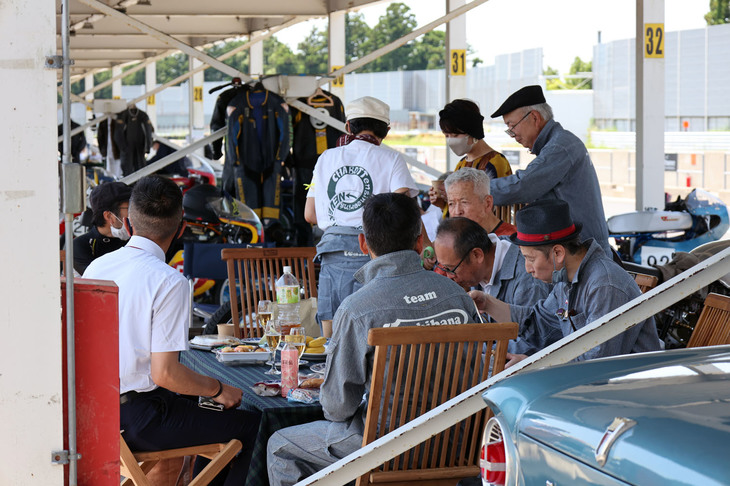 ピットにテーブルと椅子を並べ、チームでランチ。サイドウェイ・トロフィーでは珍しくない光景。