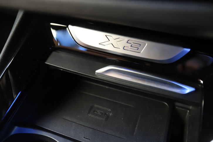 センターコンソールの収納の中には、Qi（チー）規格に対応したスマートフォンを置くだけで充電できるスペースが設置される。