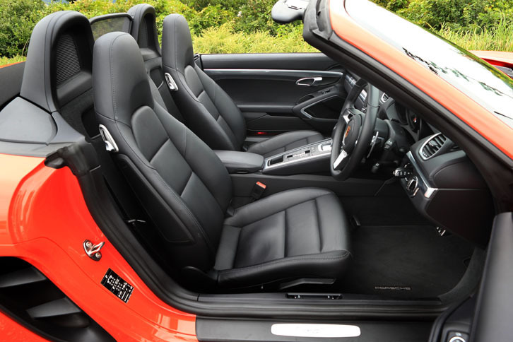 インテリアカラーはブラック。ヘッドレスト一体型のスポーツシートは、ポルシェならではのデザイン。