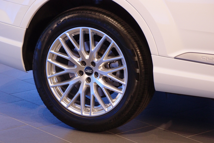 オプションで、後輪の操舵（そうだ）システムが選択できる新型「Q7」。これにより、1m小さい回転半径で旋回できるようになる。