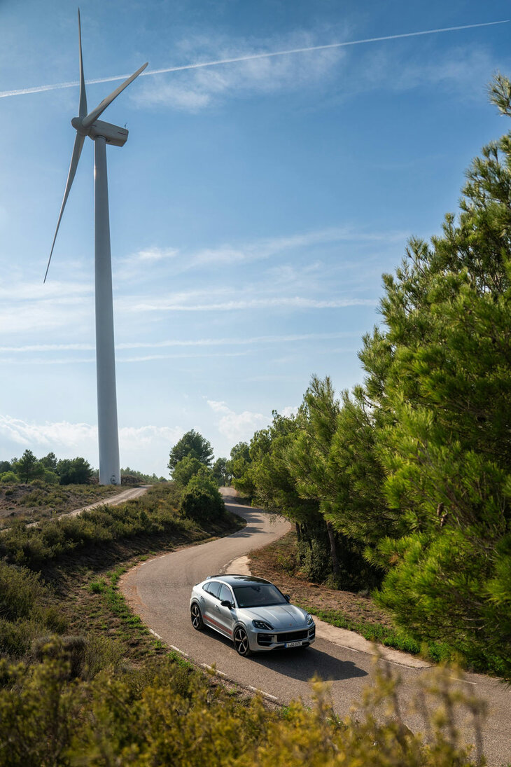 ポルシェ・カイエン ターボEハイブリッド クーペ
