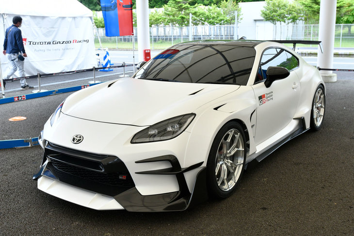 会場には「トヨタGR 86」のチューニングカーの姿も。こちらはGRカスタマイズパーツを装着したモデルである。