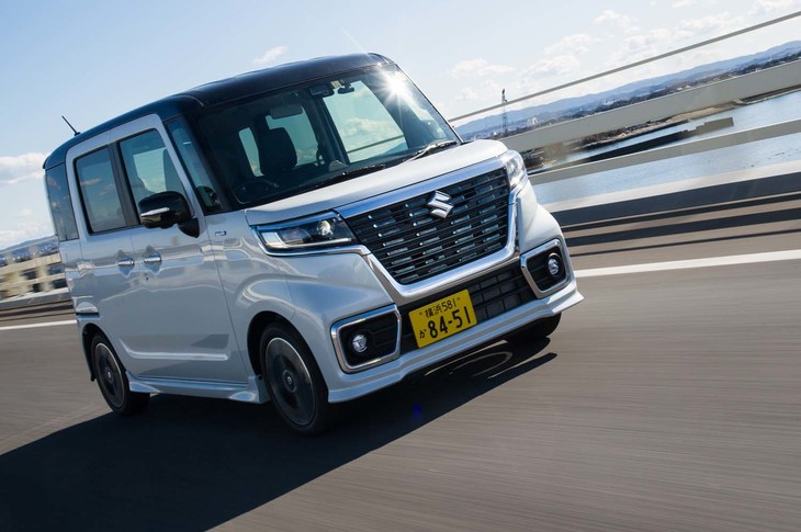 東京湾アクアラインを行く「スペーシア カスタム」。ハイトワゴン系は横風に弱いという先入観を覆す、安定感のある走りを見せた。