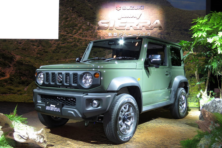 登録車「ジムニーシエラ」の型式は“JB74”。1977年にデビューした「ジムニー8」を起源とするこちらも、（違う車名で呼ばれていた時期を含めると）これが4代目のモデルとなる。