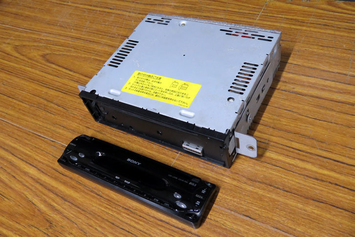 ダッシュボードから外された「ソニーCDX-L410B」。短い間だったけど、今までご苦労さまでした。
