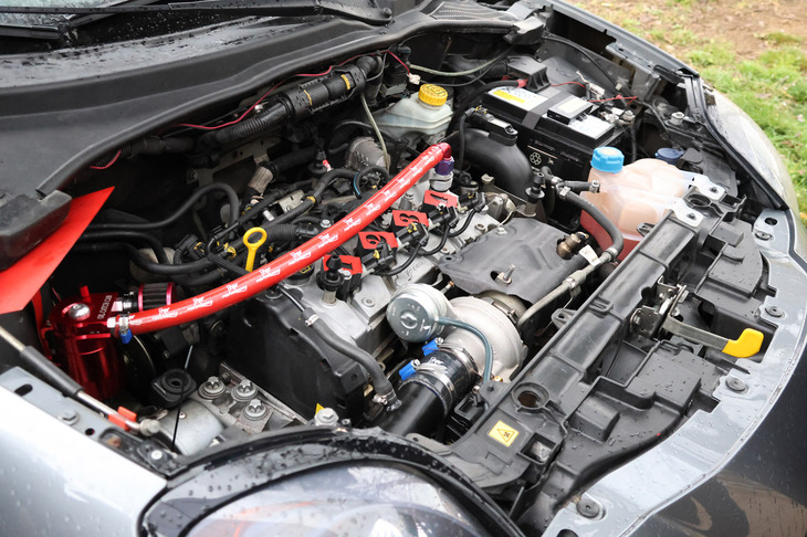 ターボチャージャーは、よりハイパワーな現行「アバルト595」用に換装した。