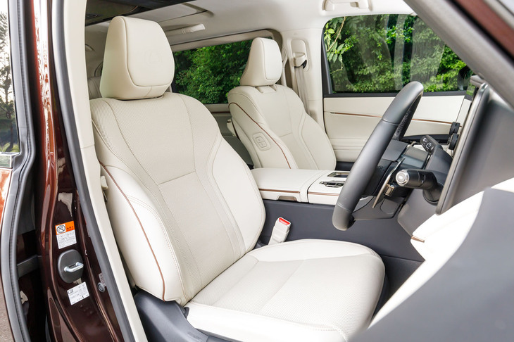 前席のシート表皮はセミアニリン本革仕立て。ショーファーのための空間かもしれないが、ヒーターもベンチレーションも備わっている。