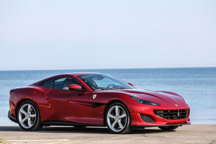 リトラクタブルハードトップとしては前例のない“2ボリューム”（リアデッキがない）のクーペ然としたフォルムを実現している。