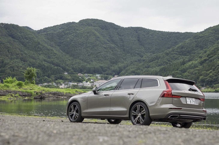 今回のテスト車「ボルボV60 T6 Twin Engine AWDインスクリプション」は、2リッター直4ターボ＋スーパーチャージャーエンジンに前後各1基ずつのモーターを組み合わせたプラグインハイブリッド車だ。システム全体では340psを発生する。