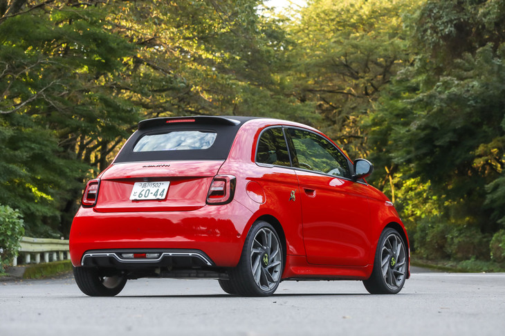 【アバルト500eツーリスモ カブリオレのスペック】
	ボディーサイズ：全長×全幅×全高＝3675×1685×1520mm／ホイールベース：2320mm／車重：1380kg／駆動方式：FWD／モーター：交流同期電動機／最高出力：155PS（114kW）/5000rpm／最大トルク：235N・m（23.9kgf・m）/2000rpm／タイヤ：（前）205/40R18 86H／（後）205/40R18 86H（ブリヂストン・ポテンザ スポーツ）／一充電走行距離：294km（WLTCモード）／交流電力量消費率：158Wh/km（WLTCモード）／価格：645万円
	
	【取材時の電費データ】
	テスト距離：258.2km（市街地1：高速道路7：山岳路2）／消費電力量：--kWh／参考電力消費率：6.7km/kWh（車載電費計計測値）