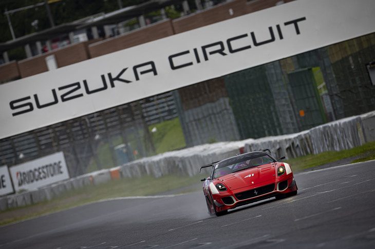 2011年に登場した「599XX」の進化版「599XX EVO」の走行シーン。「XXプログラム」の専用マシンで、可変リアウイングを含む「アクティブ・エアロダイナミック・パッケージ」と呼ばれる空力装備の採用が特徴だ。