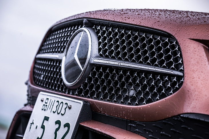 「AMGラインパッケージ」装着車には、マットクローム仕上げの小さなスリーポインテッドスターがちりばめられた、シングルルーバータイプの「スターパターンフロントグリル」が備わる。