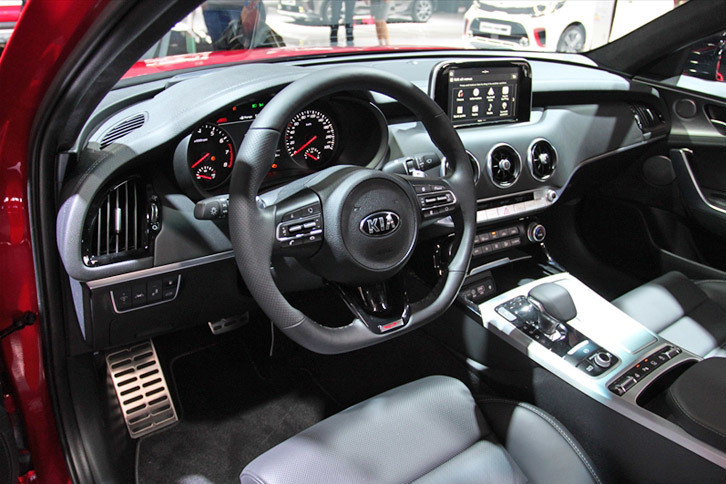 キア・スティンガー（インテリア）