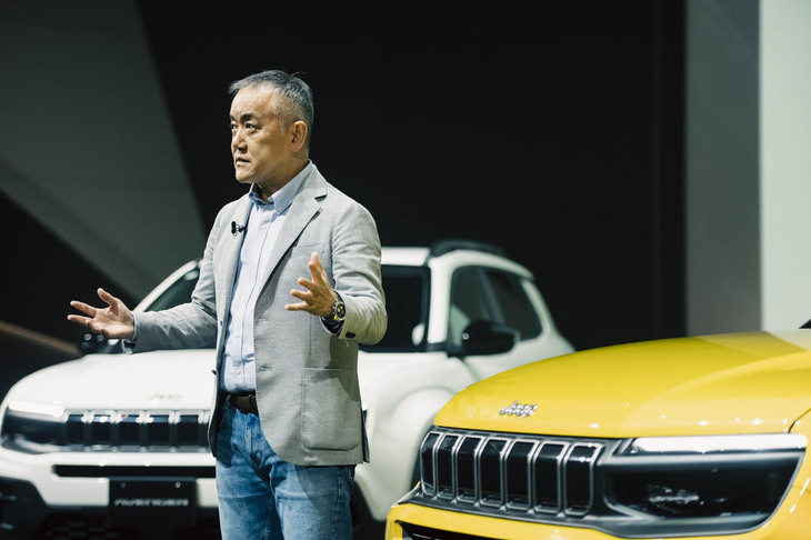 「ジープ・アベンジャー」の発表イベントで車両を紹介したステランティス ジャパン代表取締役社長の打越 晋氏。