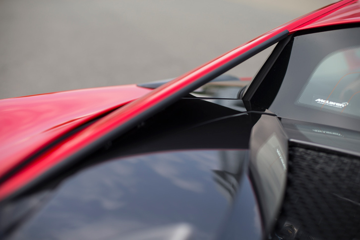 リアビューの特徴のひとつである、フローティング式のピラー。リアウィンドウの後方に空気を導くことでダウンフォースを最適化し、エンジンの冷却効率を高める効果があるという。