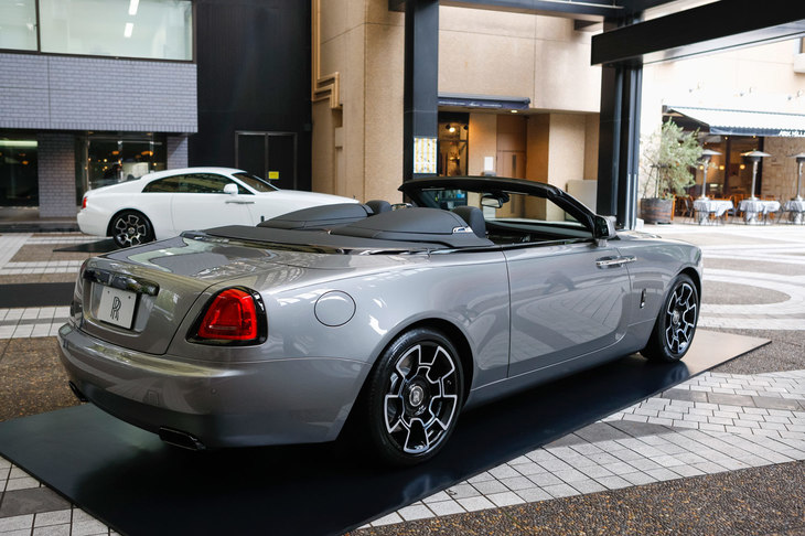 2ドアクーペの「レイス」にオープンカーの「ドーン」。ミッチェルさんの言う「自らハンドルを握って運転を楽しむお客さまが増えている」という、今どきのロールス・ロイス像を感じさせる2台でした。