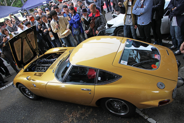 同じく特別展示車両の1970年「トヨタ2000GT」。前期型も所有するというオーナーの好みで、ゴールドにリペイントされた後期型。意外に野太いエキゾーストノートを聞かせた。