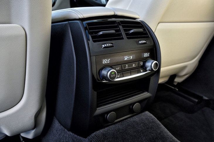 後席用のエアコンやシートヒーターのコントロールパネル。前席はもちろん、後席でもエアコンは左右独立して温度設定が可能だ。