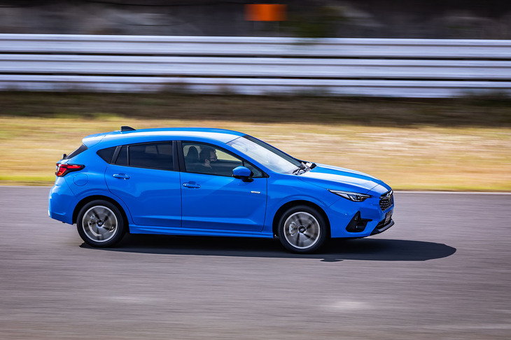 スバル・インプレッサ（クローズドコースでの走行シーン）