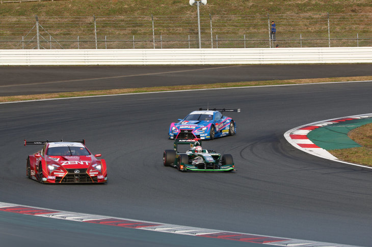 サーキットサファリのためにSUPER GTのマシンとスーパーフォーミュラが混走。こうしたイベントならではの光景である。