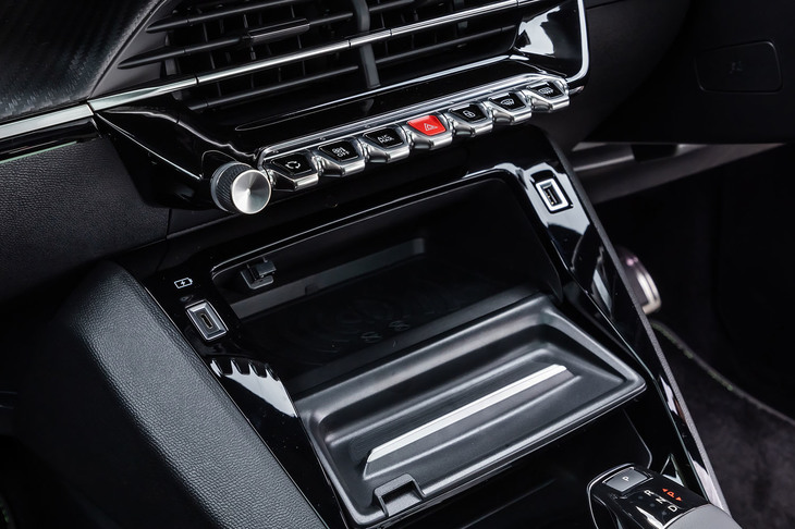 エアコンの吹き出し口下には、トグルスイッチが整然と並ぶ。新世代のプジョー車ではおなじみとなった、インテリアにおける特徴的なディテールのひとつである。「208」では全車にワイヤレススマートフォンチャージャー（写真中央部分）が標準装備されている。