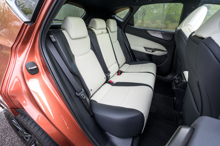 後席は足元にも頭上にも十分な広さが確保されている。リアピラーに三角の窓が設けられているのが開放感に効いている。