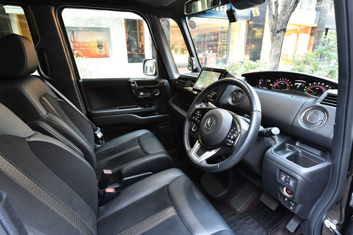 “セレブリティースタイル”をテーマにデザインされた「N-BOXカスタム」のインテリア。一方で、豊富な収納スペースが確保されている。