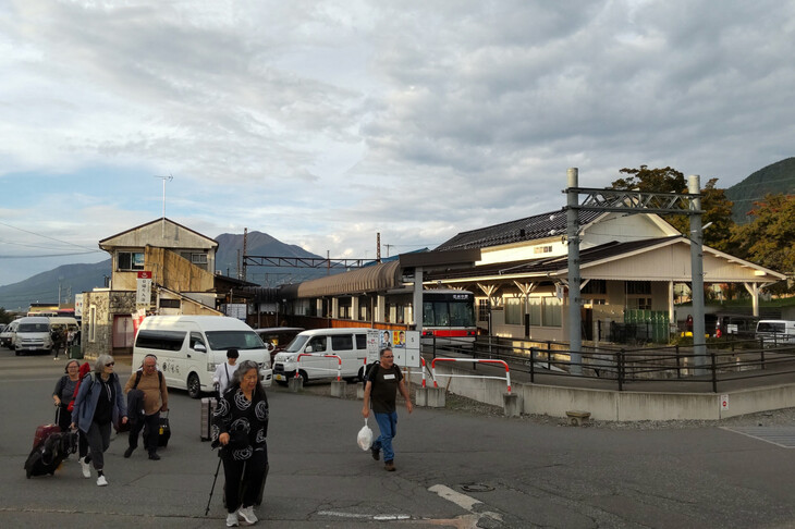 なんとも味わい深い湯田中駅の様子。インバウンドの影響か、海外からのお客さまをたくさん見かけた。